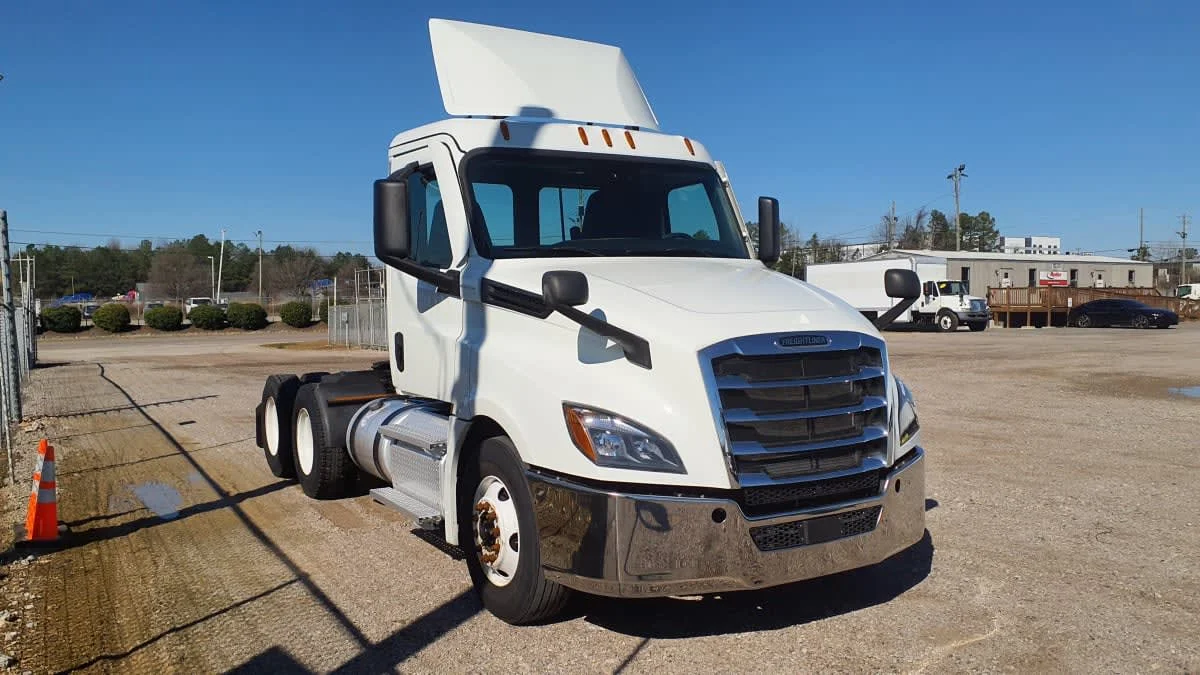 2020 Freightliner Cascadia in Birmingham, AL — photo 3