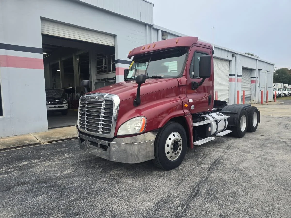 2019 Freightliner Cascadia - image 3