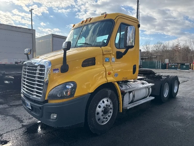 2019 Freightliner Cascadia - image 3