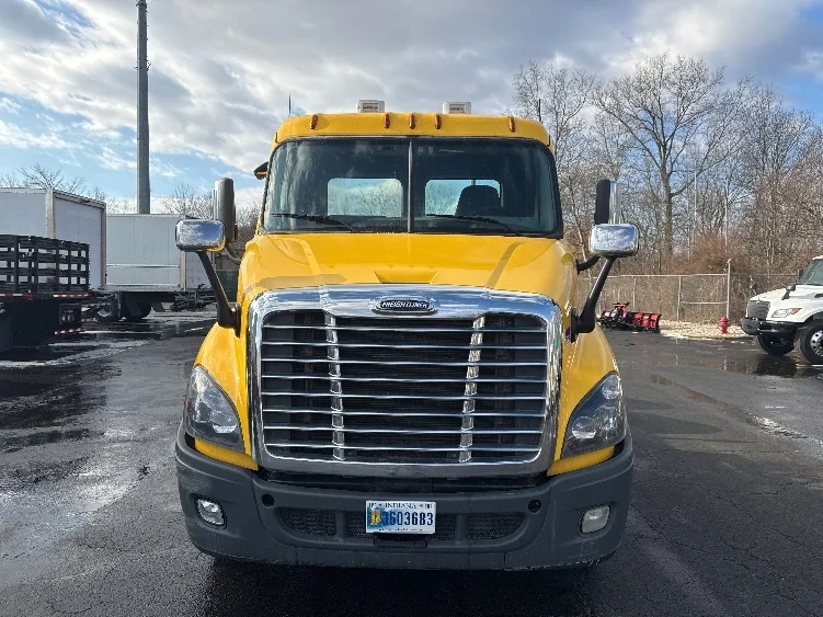 2019 Freightliner Cascadia - image 2