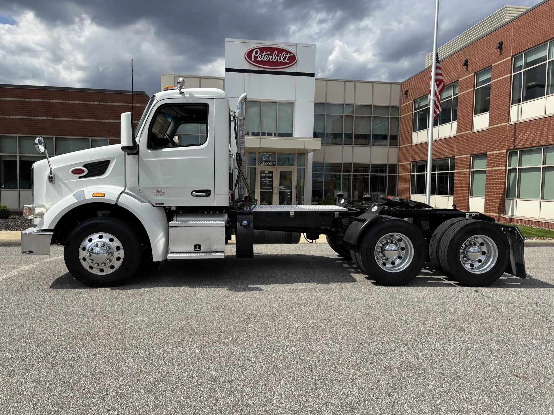 2025 Peterbilt 567 in Youngstown, OH — photo 2