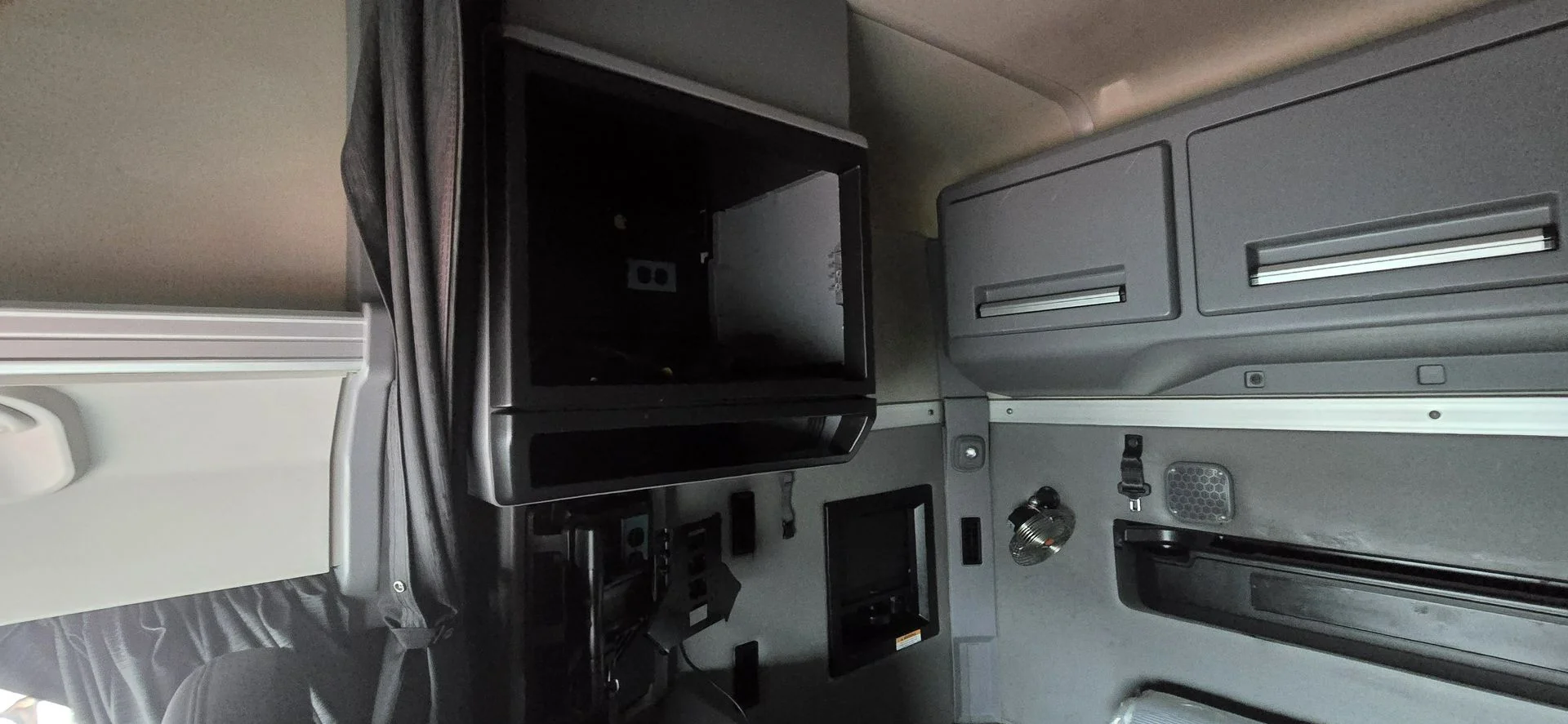 2023 Mack Anthem - image 27