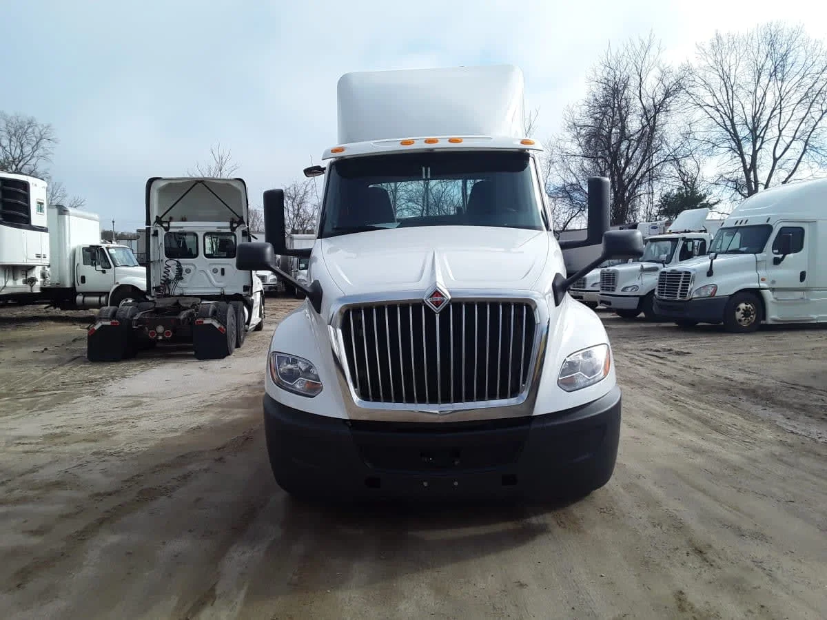 2019 International LT - image 2