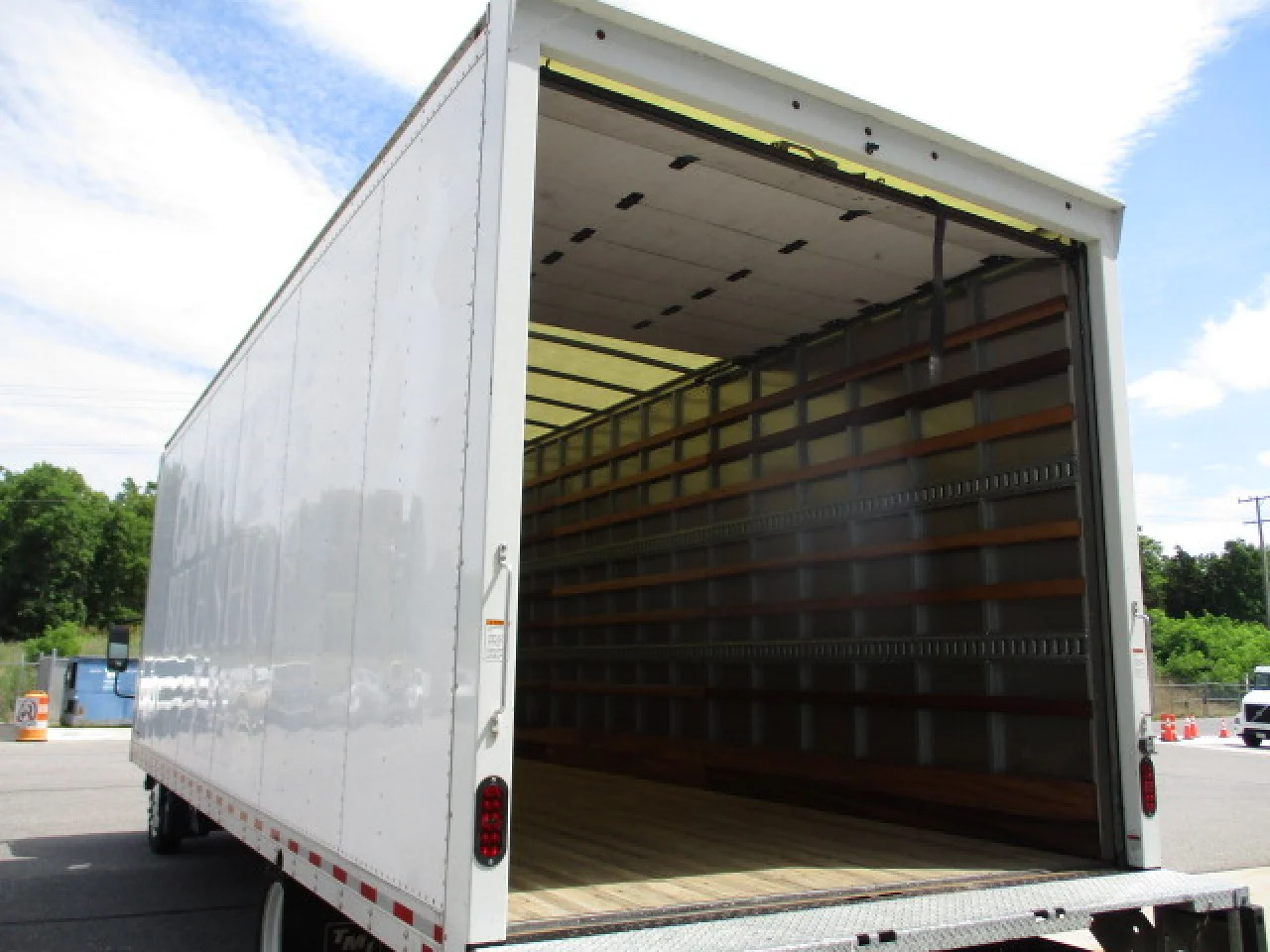 2020 Isuzu NRR in Linthicum Heights, MD — photo 10