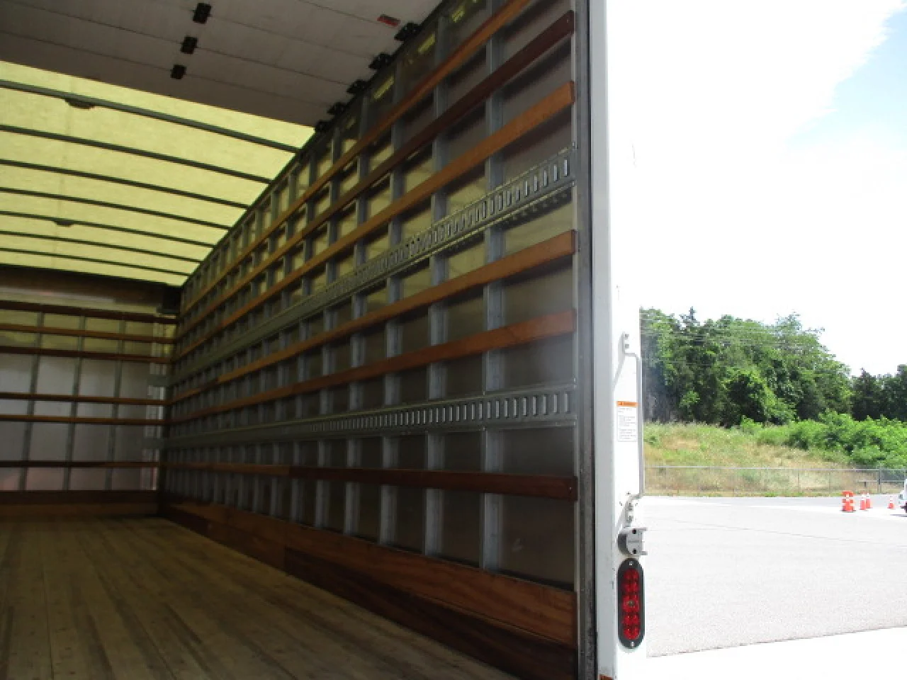2020 Isuzu NRR in Linthicum Heights, MD — photo 9