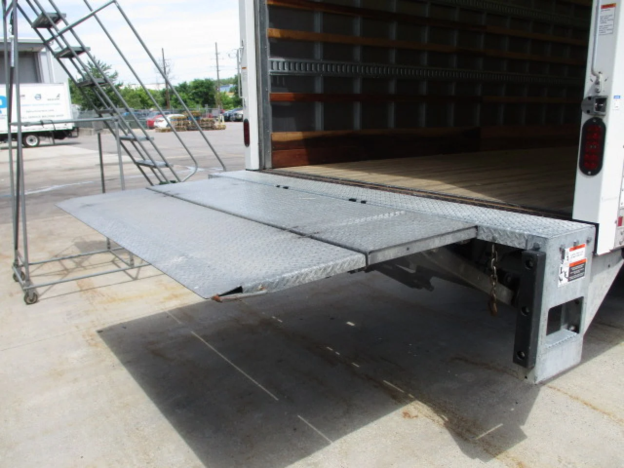 2020 Isuzu NRR in Linthicum Heights, MD — photo 13