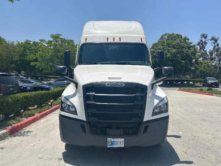 2021 Freightliner Cascadia in Lindon, UT — photo 2