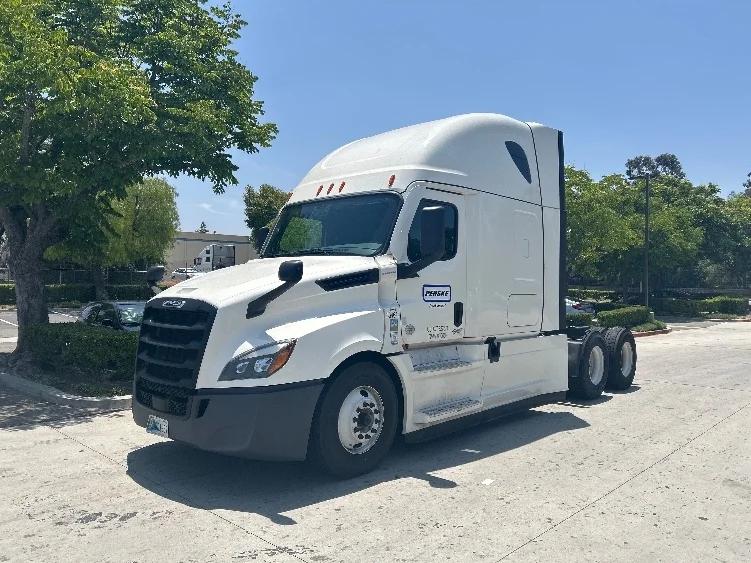 2021 Freightliner Cascadia in Lindon, UT — photo 3