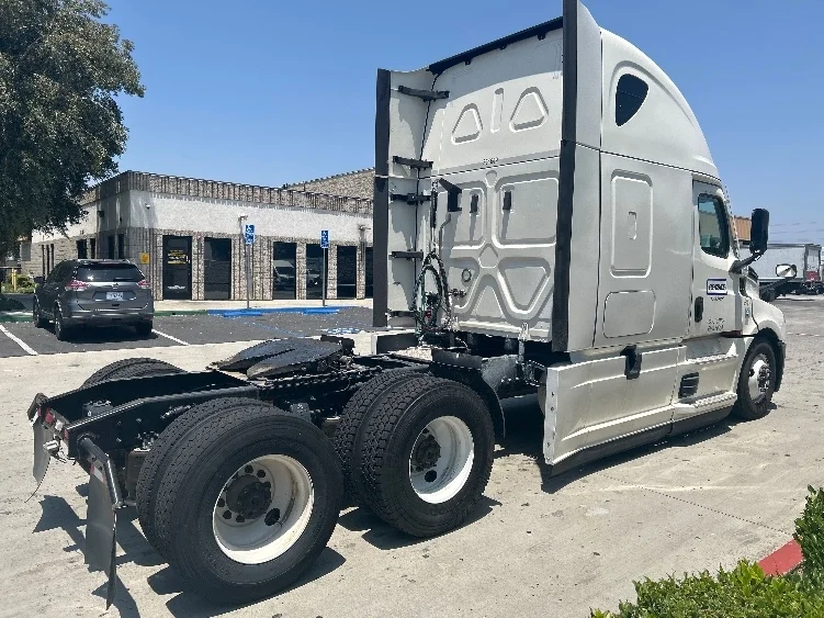 2021 Freightliner Cascadia in Lindon, UT — photo 7