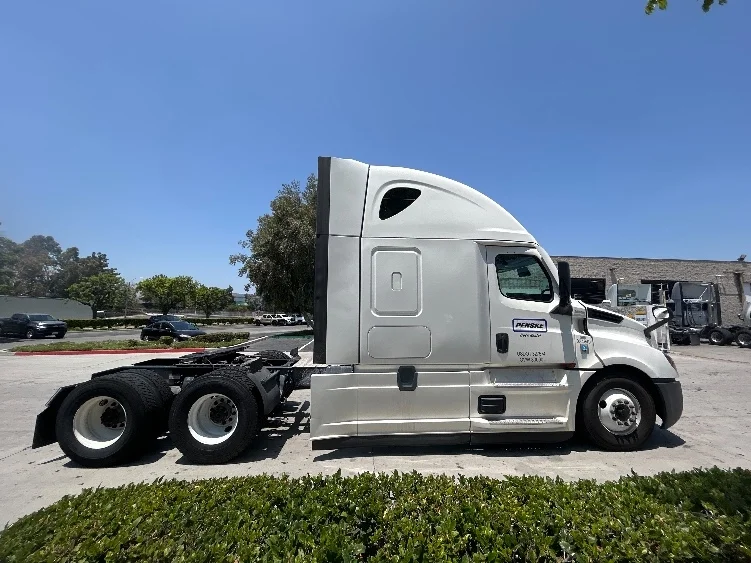 2021 Freightliner Cascadia in Lindon, UT — photo 8