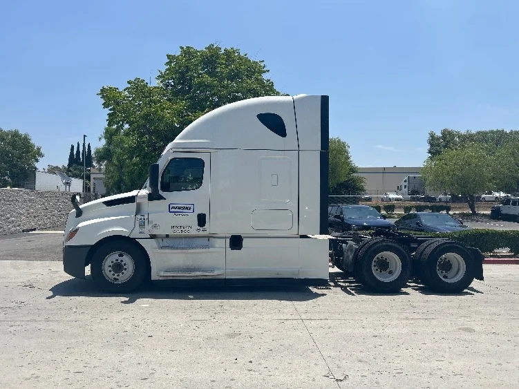 2021 Freightliner Cascadia in Lindon, UT — photo 4