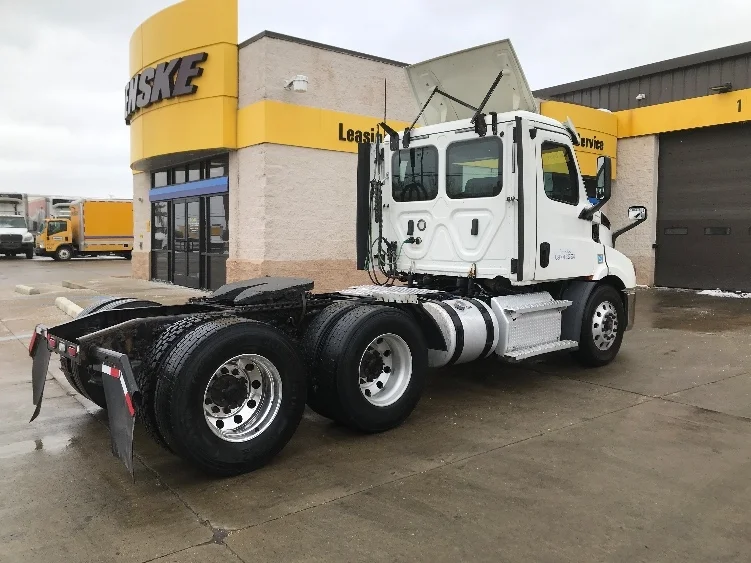 2020 Freightliner Cascadia in Allen Park, MI — photo 7
