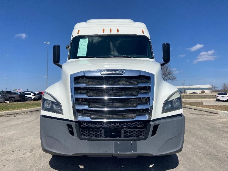 2019 Freightliner Cascadia - image 2