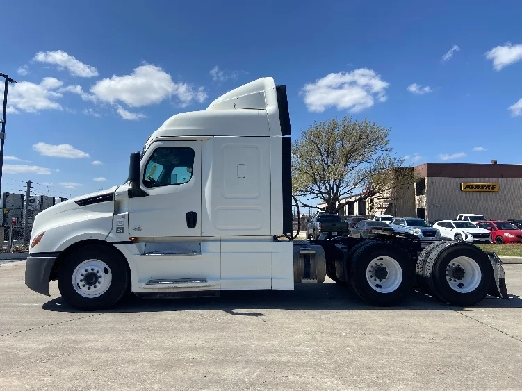 2019 Freightliner Cascadia - image 4