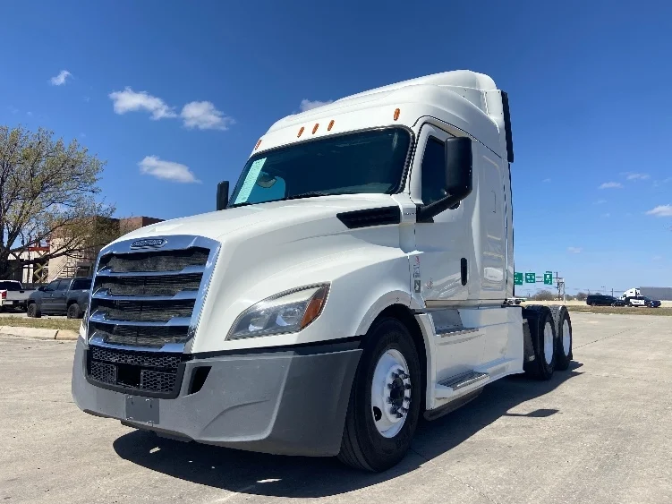 2019 Freightliner Cascadia - image 3