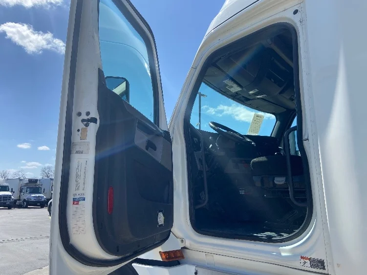 2019 Freightliner Cascadia - image 9