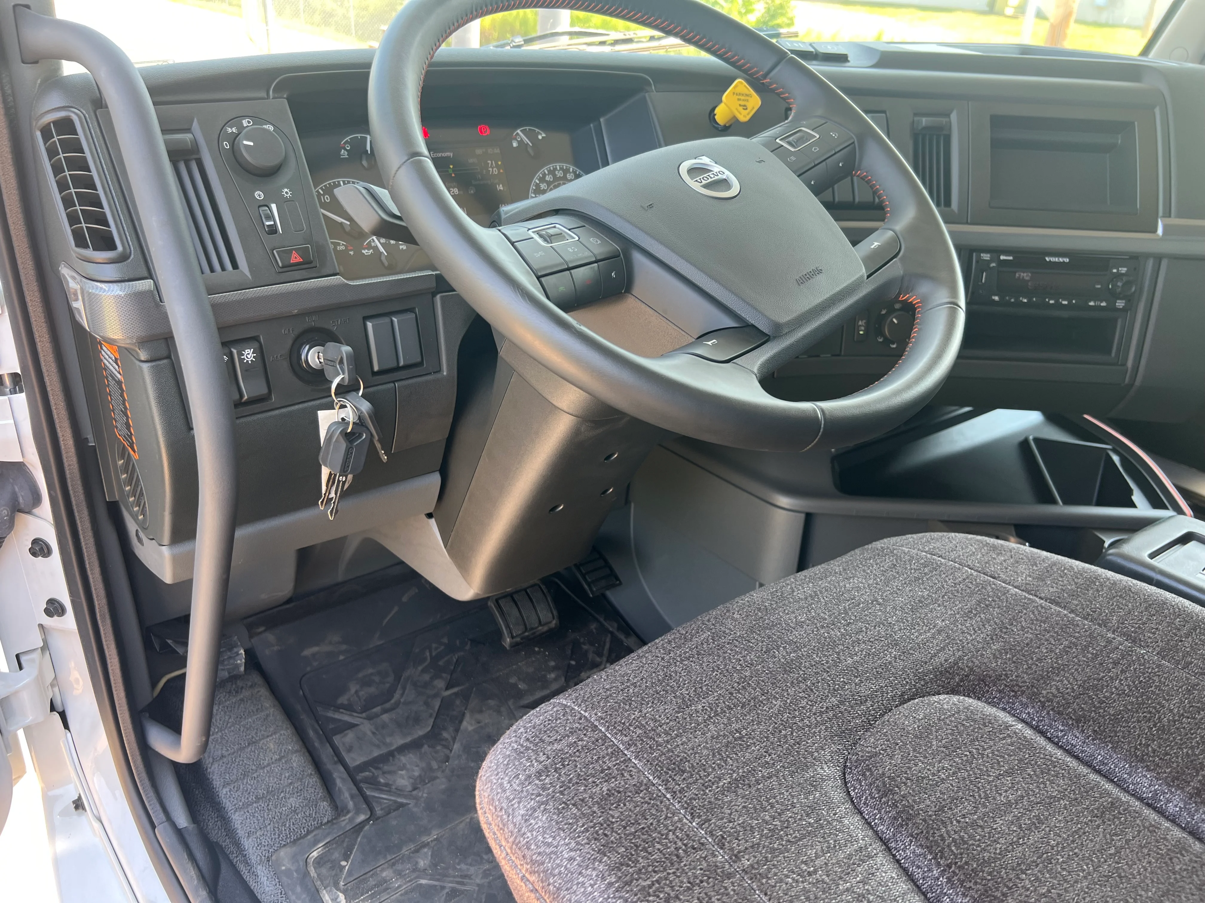 2026 Volvo VHD 300 in Odessa, TX — photo 8