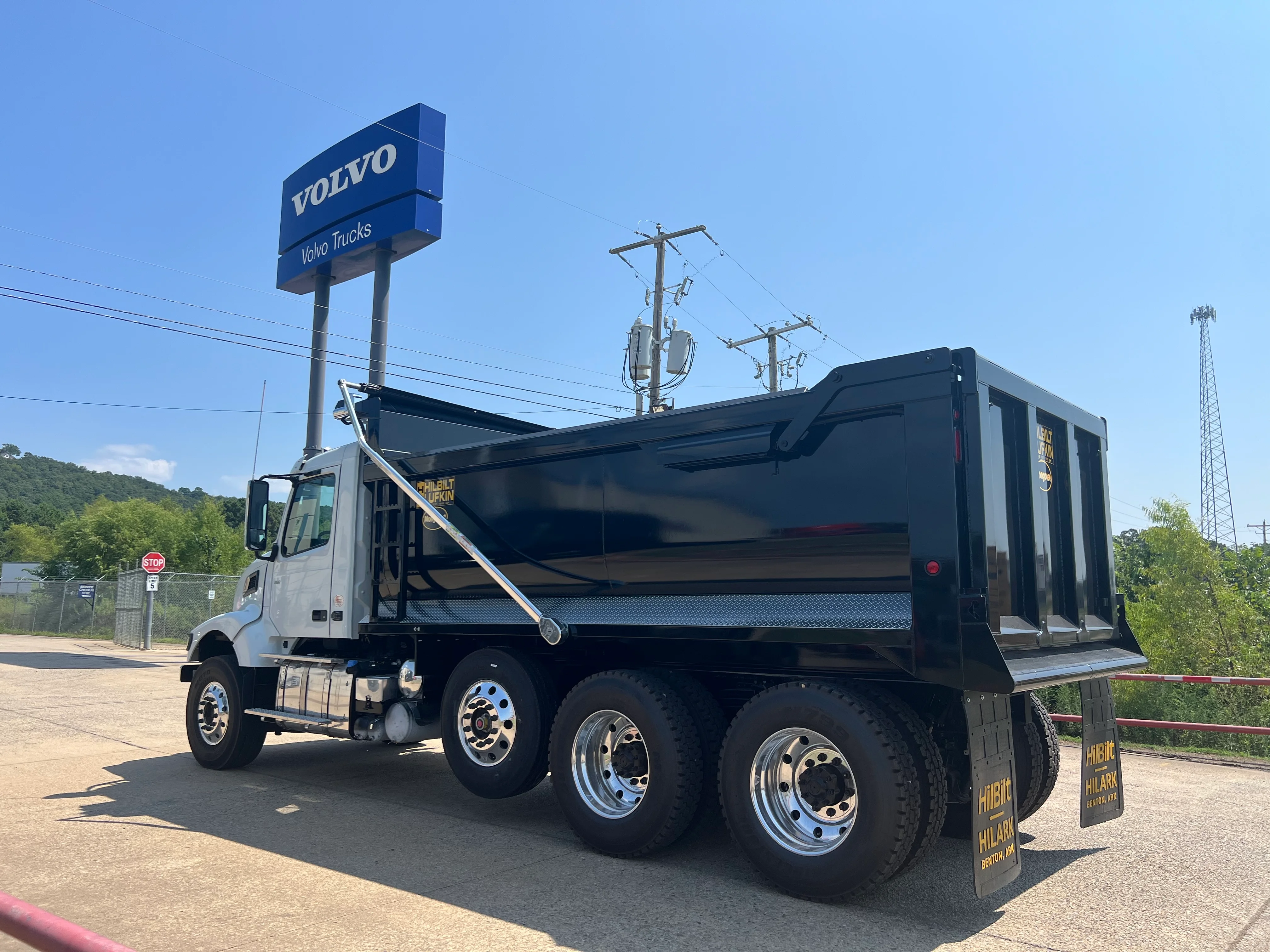 2026 Volvo VHD 300 in Odessa, TX — photo 2