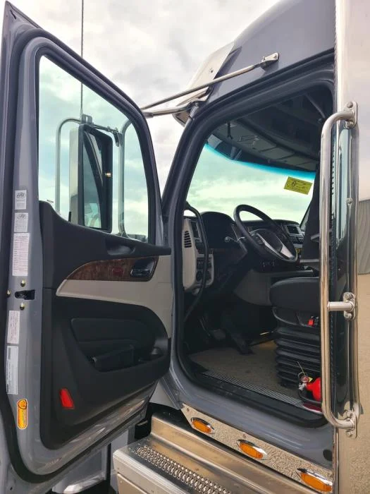 2025 Peterbilt 589 in Dallas, TX — photo 10