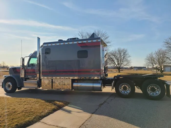 2025 Peterbilt 589 in Dallas, TX — photo 3
