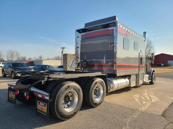 2025 Peterbilt 589 in Dallas, TX — photo 9