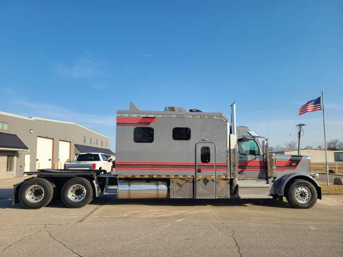2025 Peterbilt 589 in Dallas, TX — photo 6