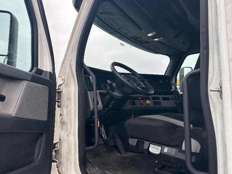 2020 Freightliner Cascadia - image 9