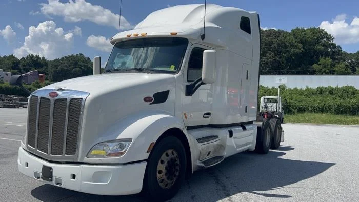 2022 Peterbilt 579 - image 2