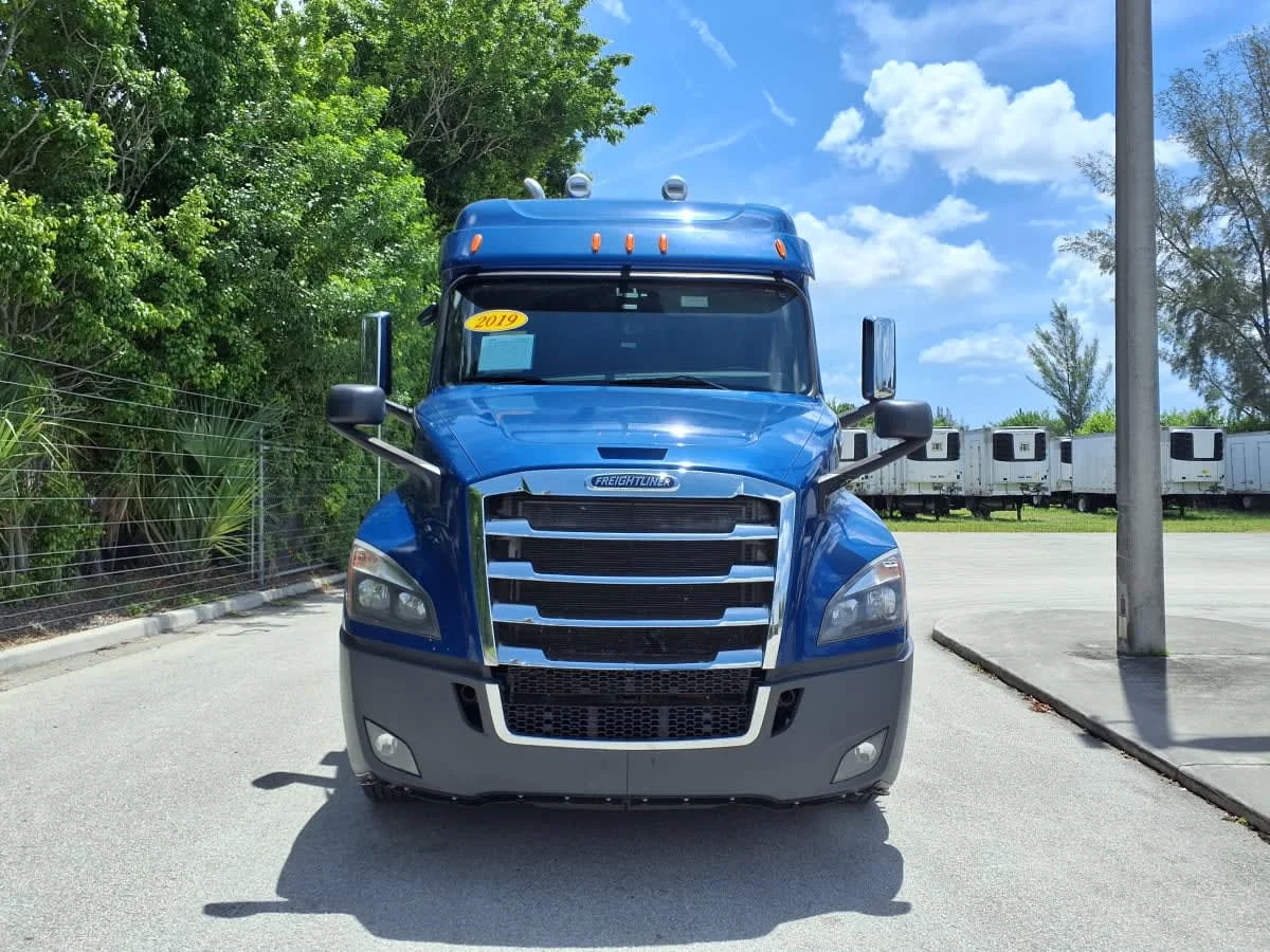 2019 Freightliner Cascadia in Davie, FL — photo 2