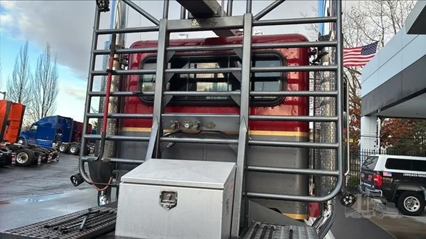 2022 Peterbilt 389 in Portland, OR — photo 8