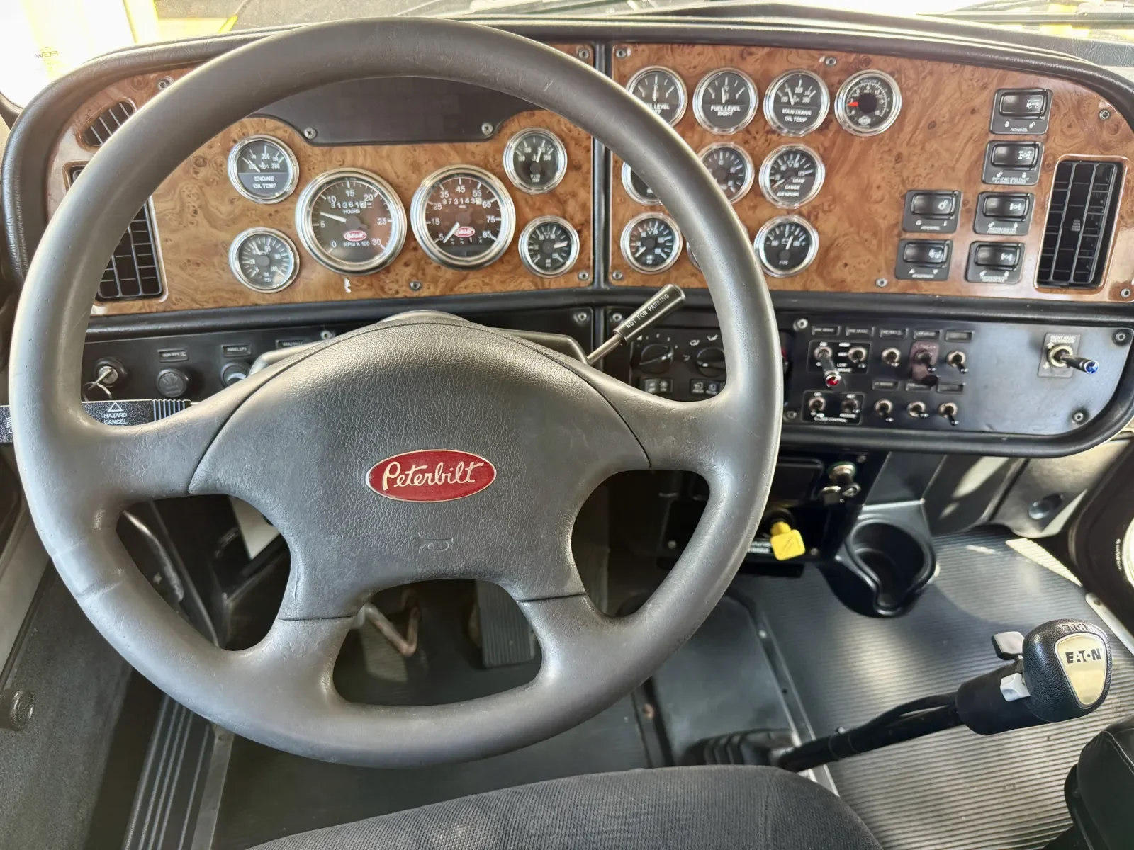 2004 Peterbilt 379 in New Lenox, IL — photo 16