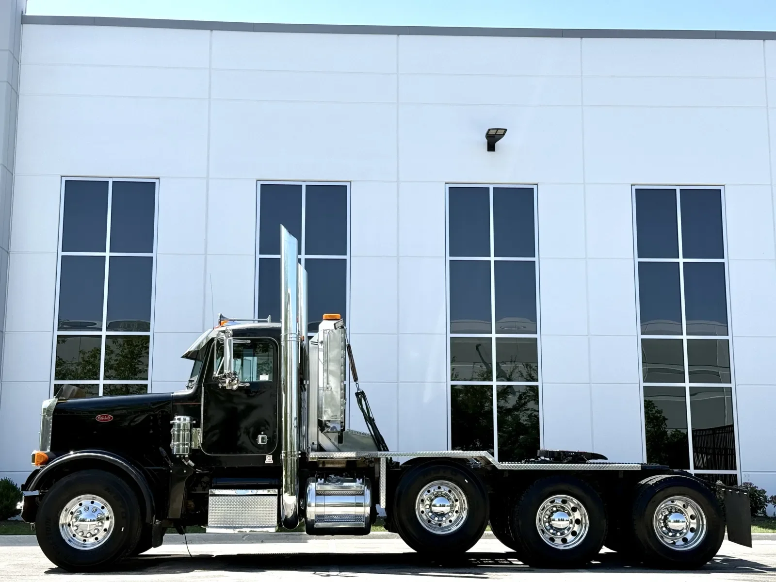 2004 Peterbilt 379 in New Lenox, IL — photo 4