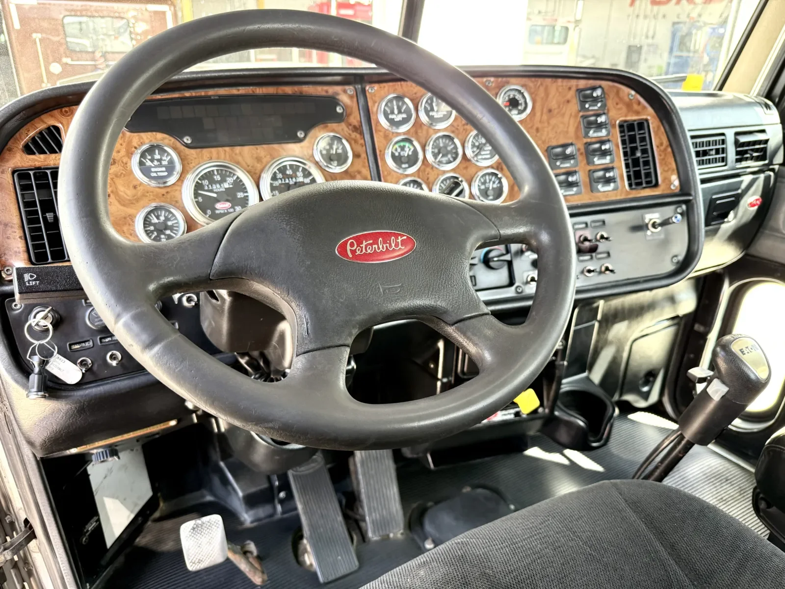 2004 Peterbilt 379 in New Lenox, IL — photo 15