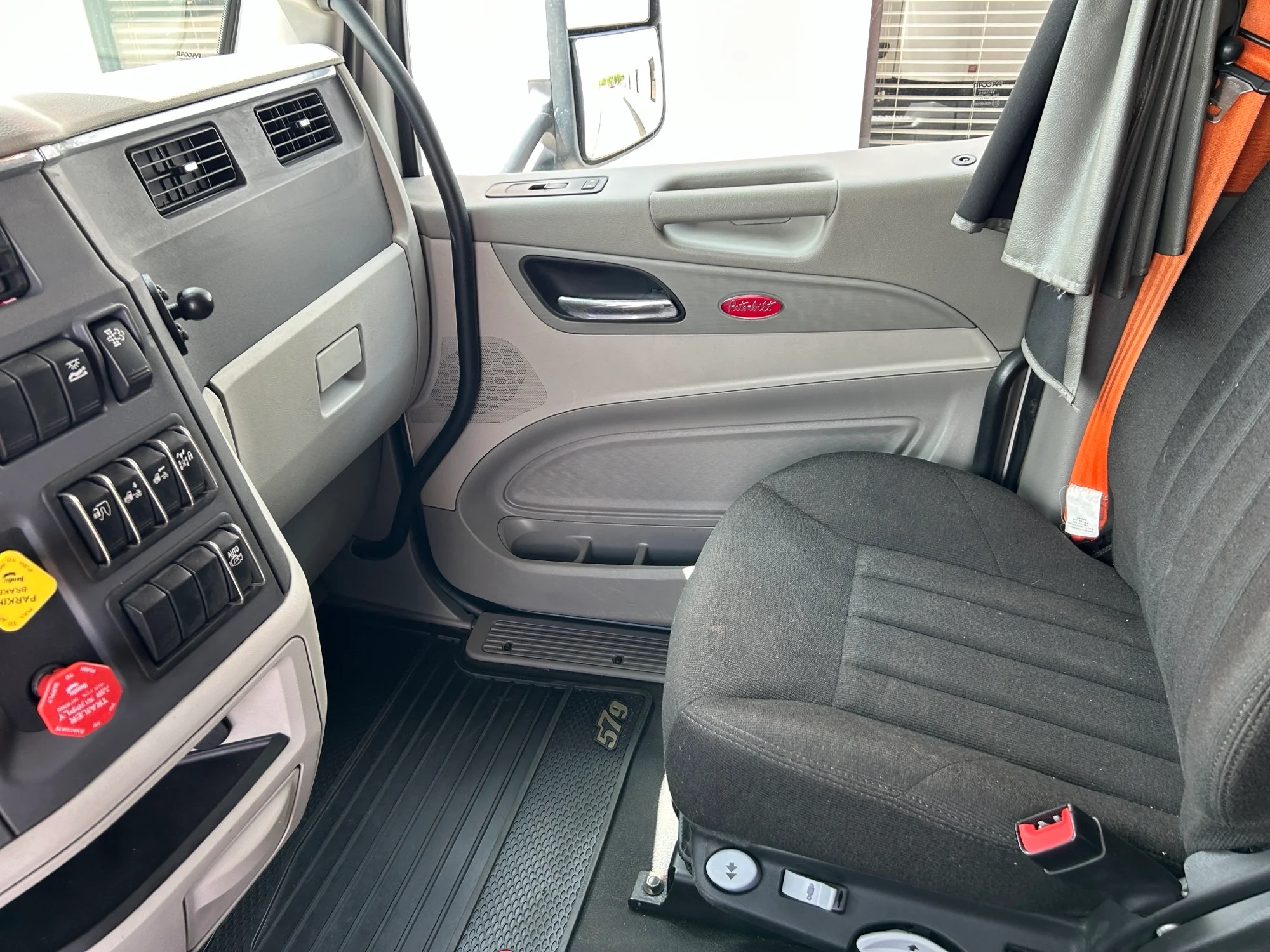 2021 Peterbilt 579 - image 9