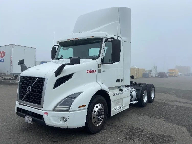 2021 Volvo VNR 640 in Stockton, CA — photo 3