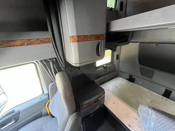 2021 International LT - image 11