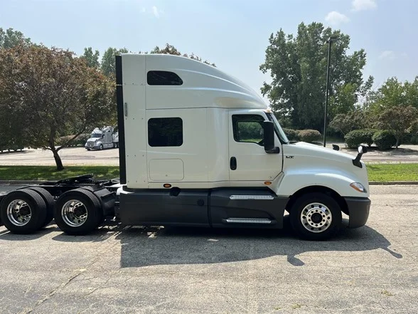 2021 International LT - image 4