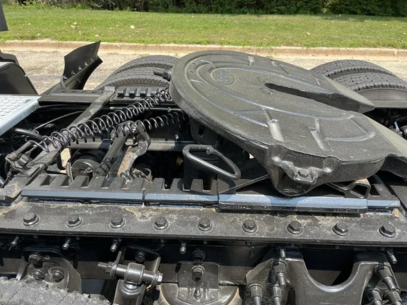 2021 International LT - image 18