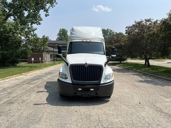 2021 International LT - image 7
