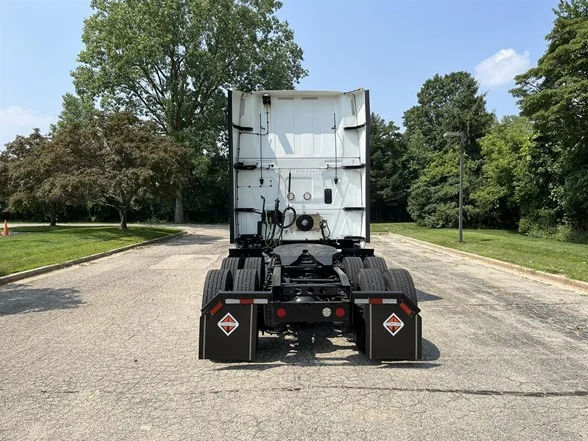 2021 International LT - image 5