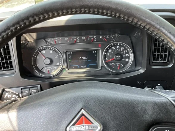 2021 International LT - image 24