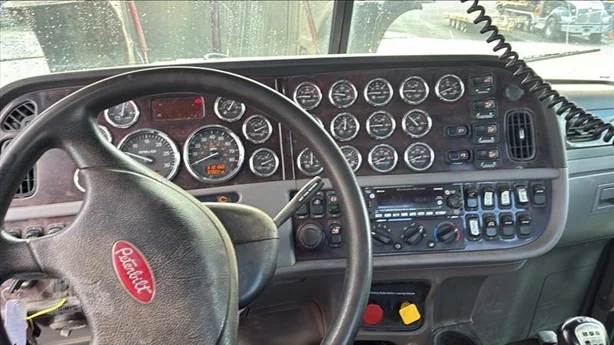 2022 Peterbilt 389 in Kelso, WA — photo 5