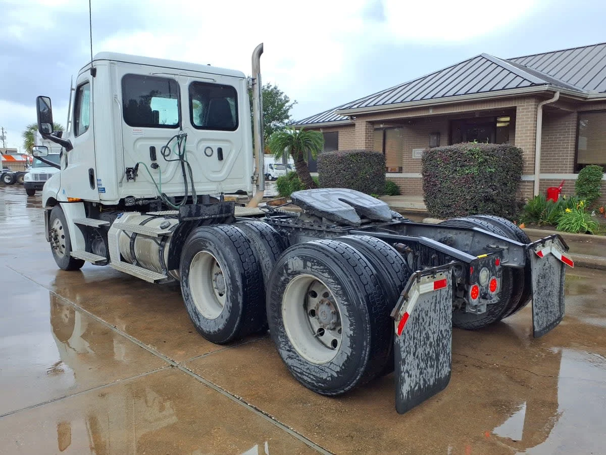 2021 Freightliner Cascadia in Houston, TX — photo 6