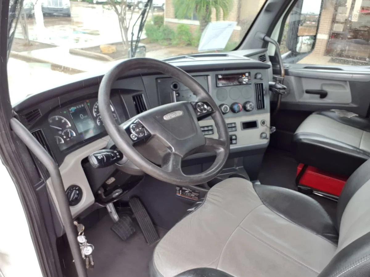 2021 Freightliner Cascadia in Houston, TX — photo 7