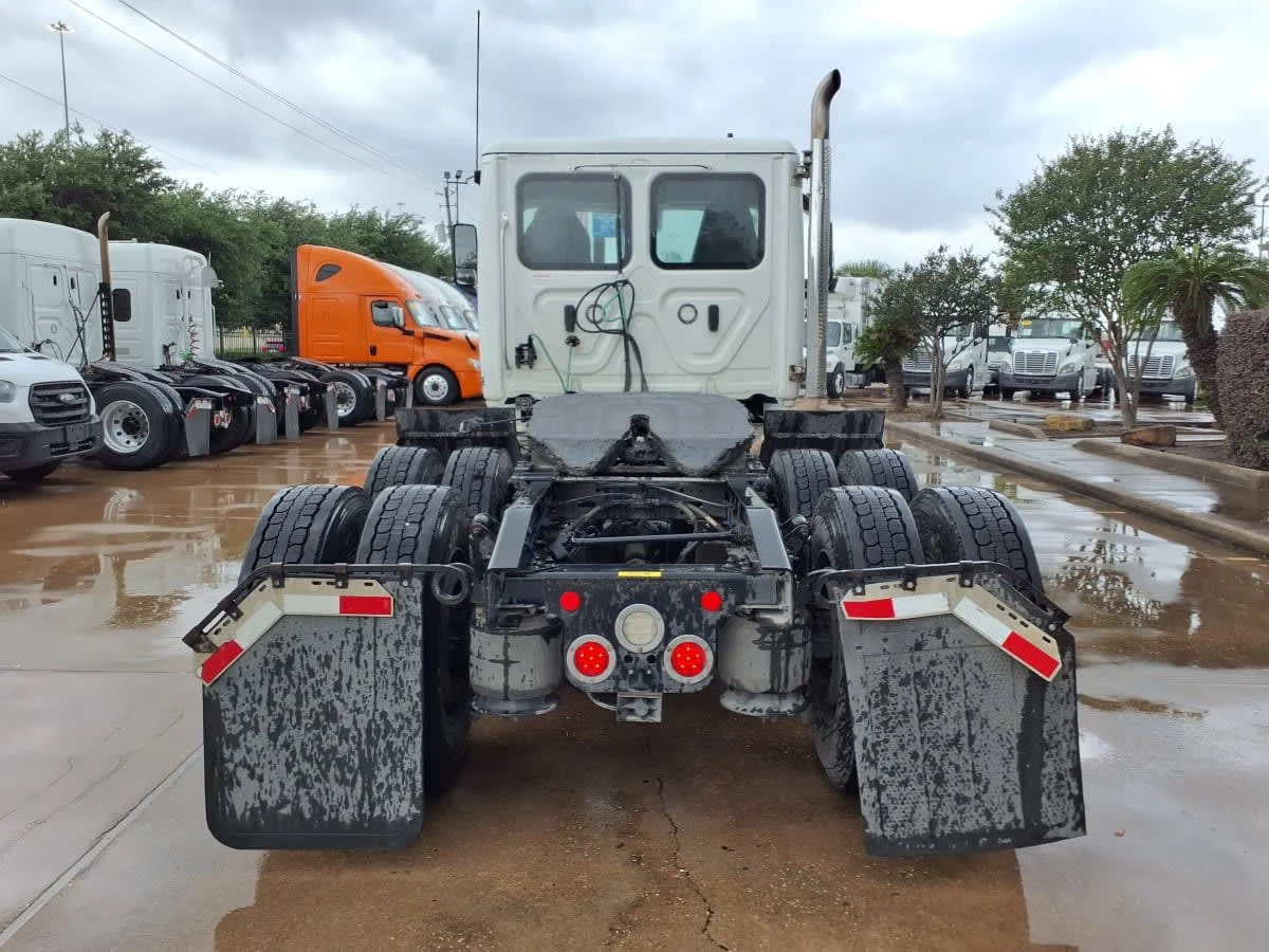 2021 Freightliner Cascadia in Houston, TX — photo 5
