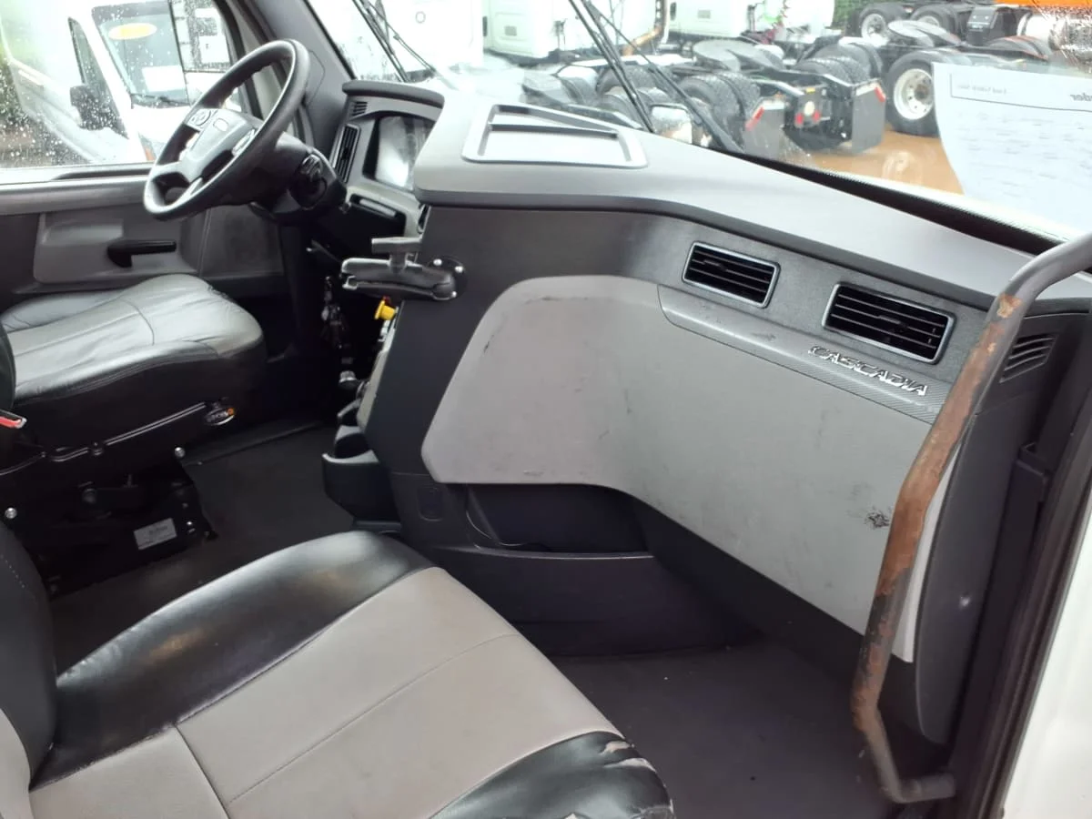 2021 Freightliner Cascadia in Houston, TX — photo 10