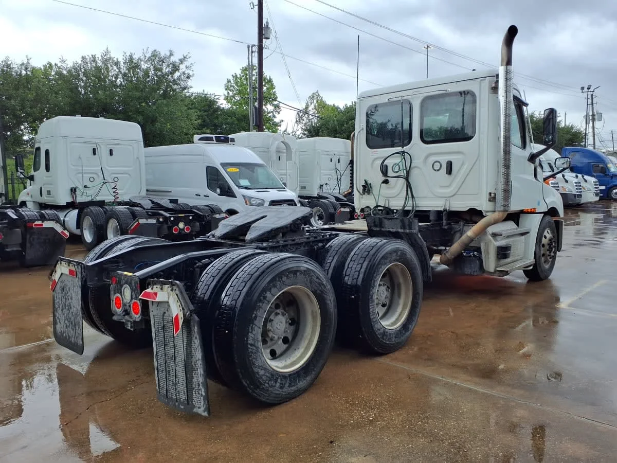 2021 Freightliner Cascadia in Houston, TX — photo 4