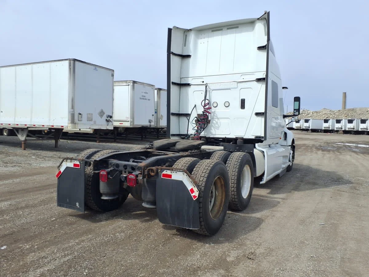 2019 International LT - image 4