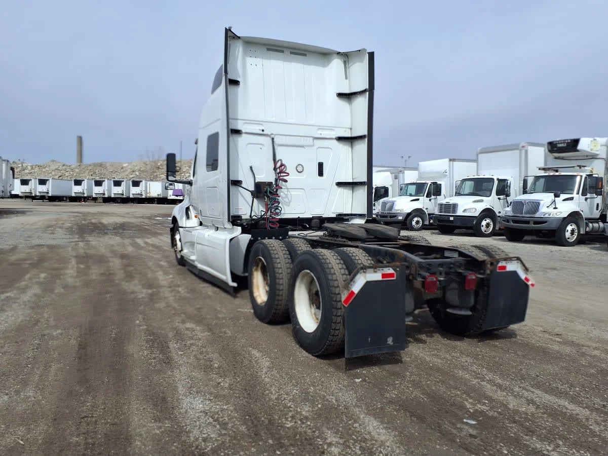 2019 International LT - image 6