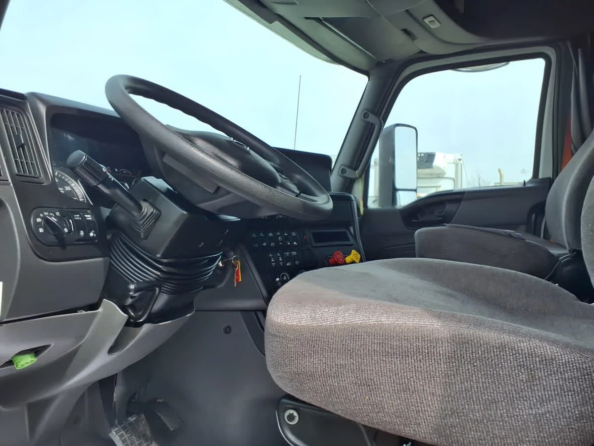 2019 International LT - image 7